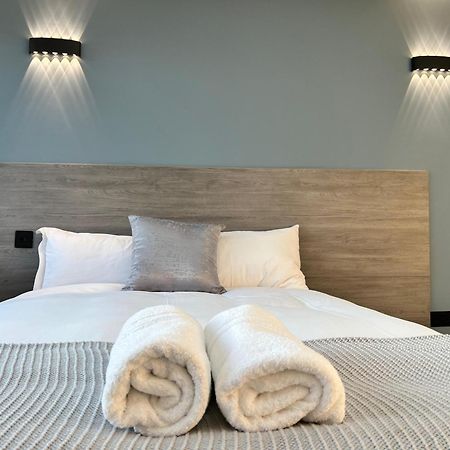 Thandi House Heathrow Airport Ashford  المظهر الخارجي الصورة