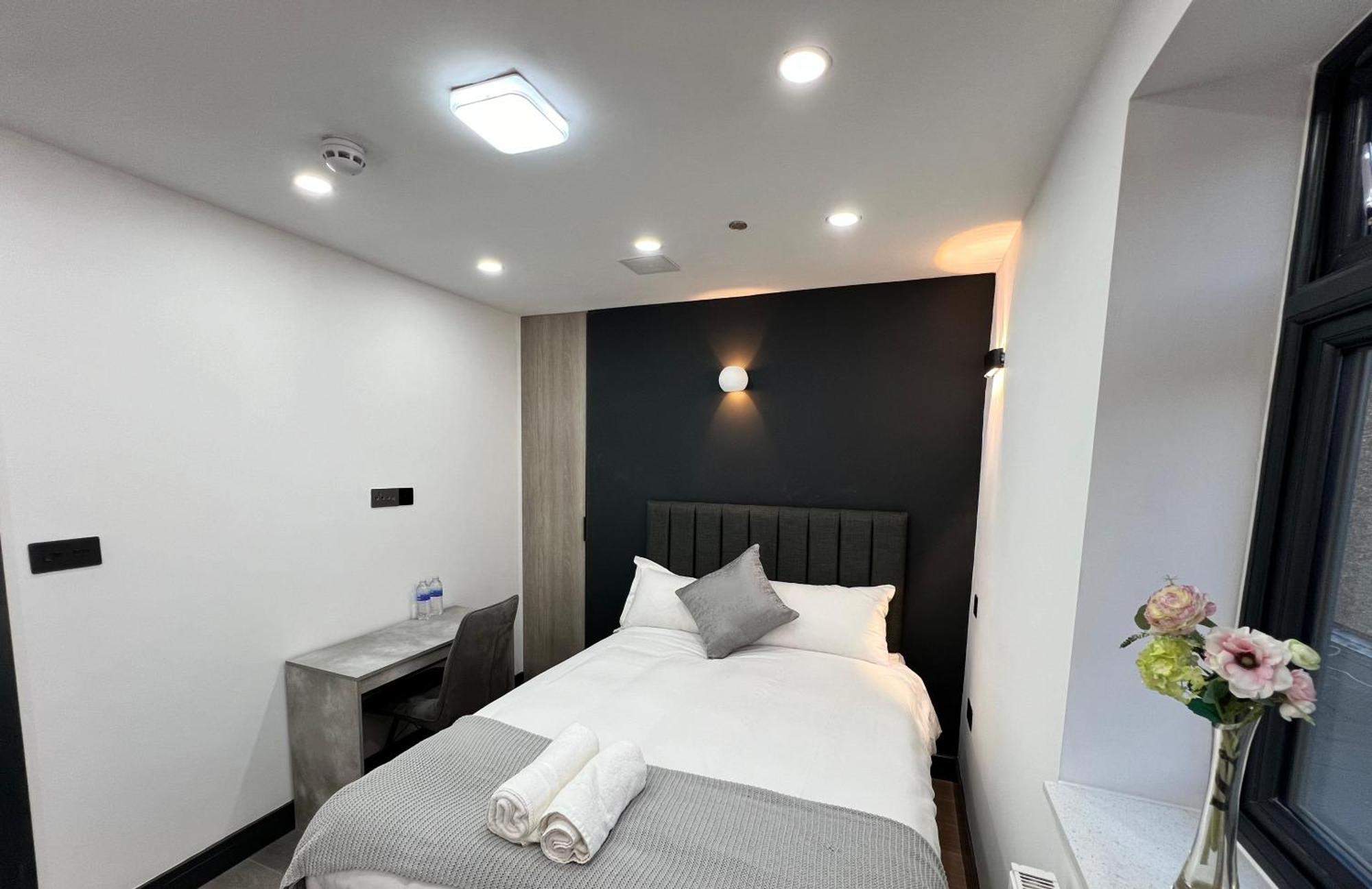 Thandi House Heathrow Airport Ashford  المظهر الخارجي الصورة