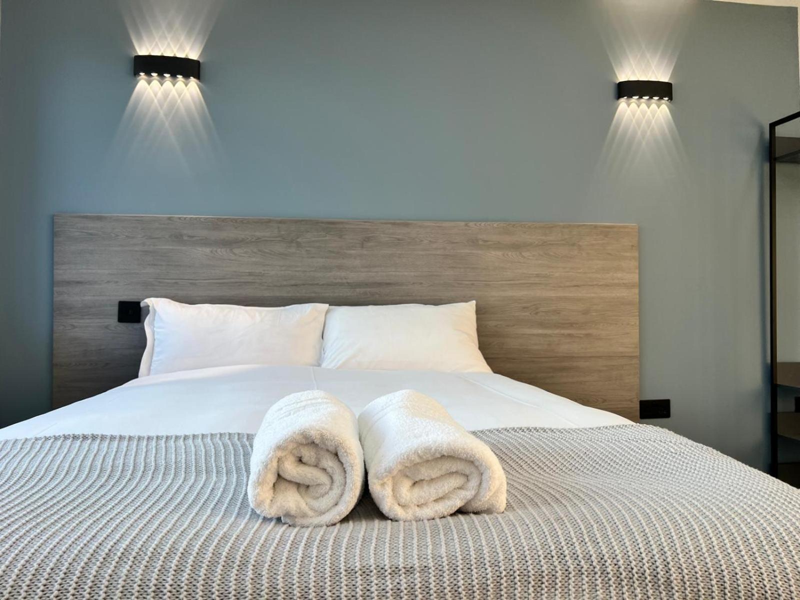 Thandi House Heathrow Airport Ashford  المظهر الخارجي الصورة
