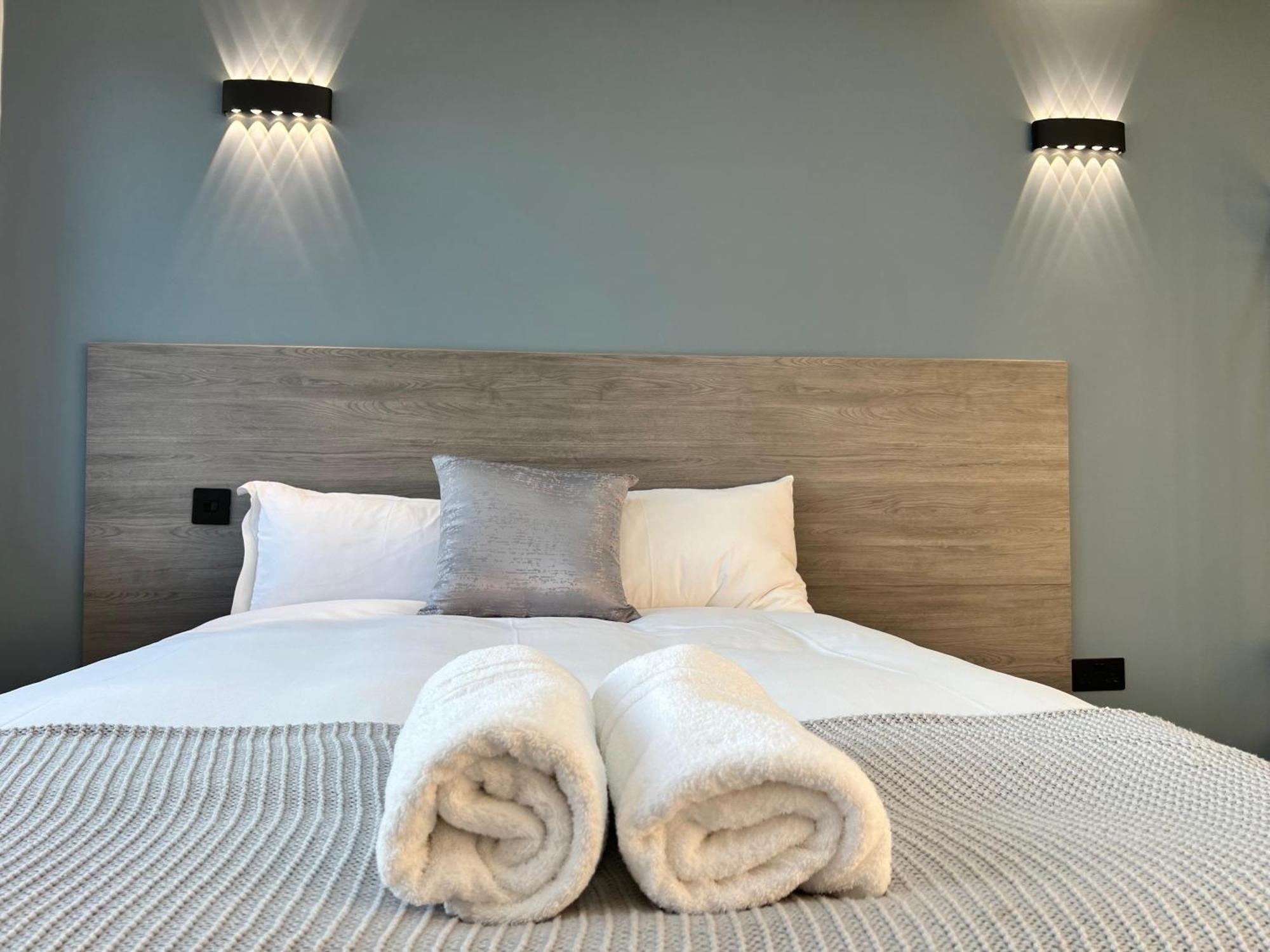Thandi House Heathrow Airport Ashford  المظهر الخارجي الصورة
