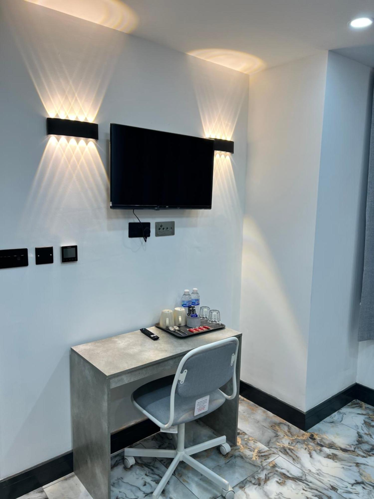 Thandi House Heathrow Airport Ashford  المظهر الخارجي الصورة