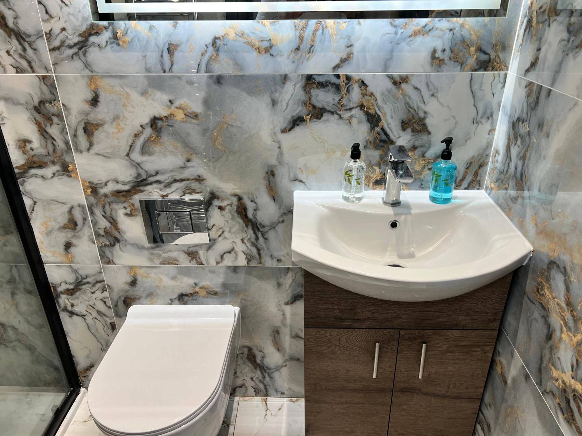 Thandi House Heathrow Airport Ashford  المظهر الخارجي الصورة
