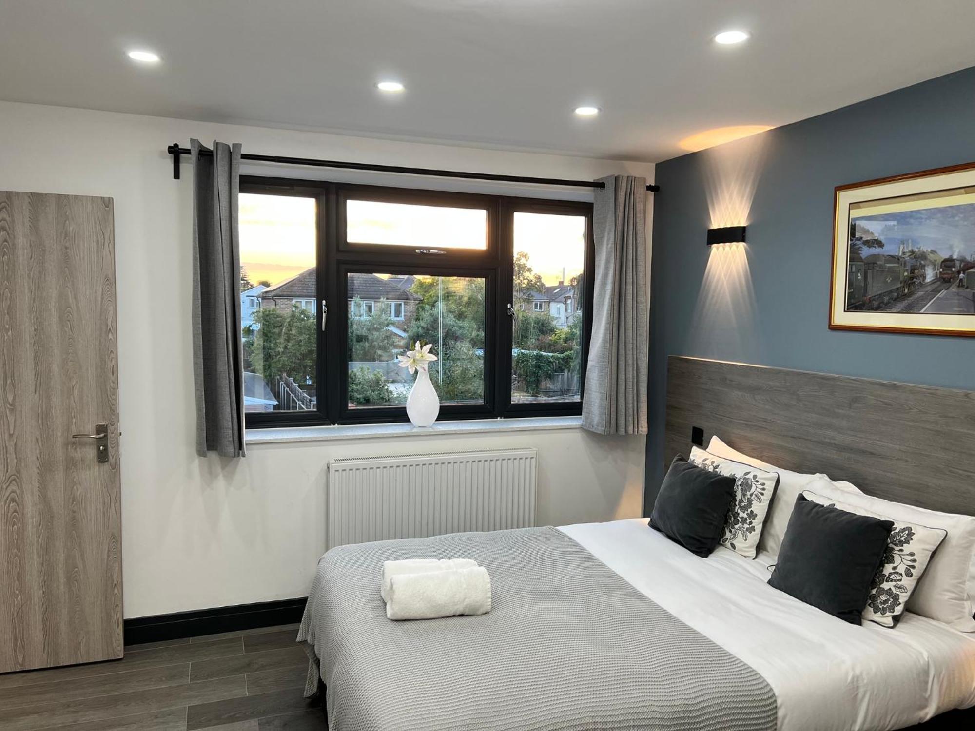 Thandi House Heathrow Airport Ashford  المظهر الخارجي الصورة