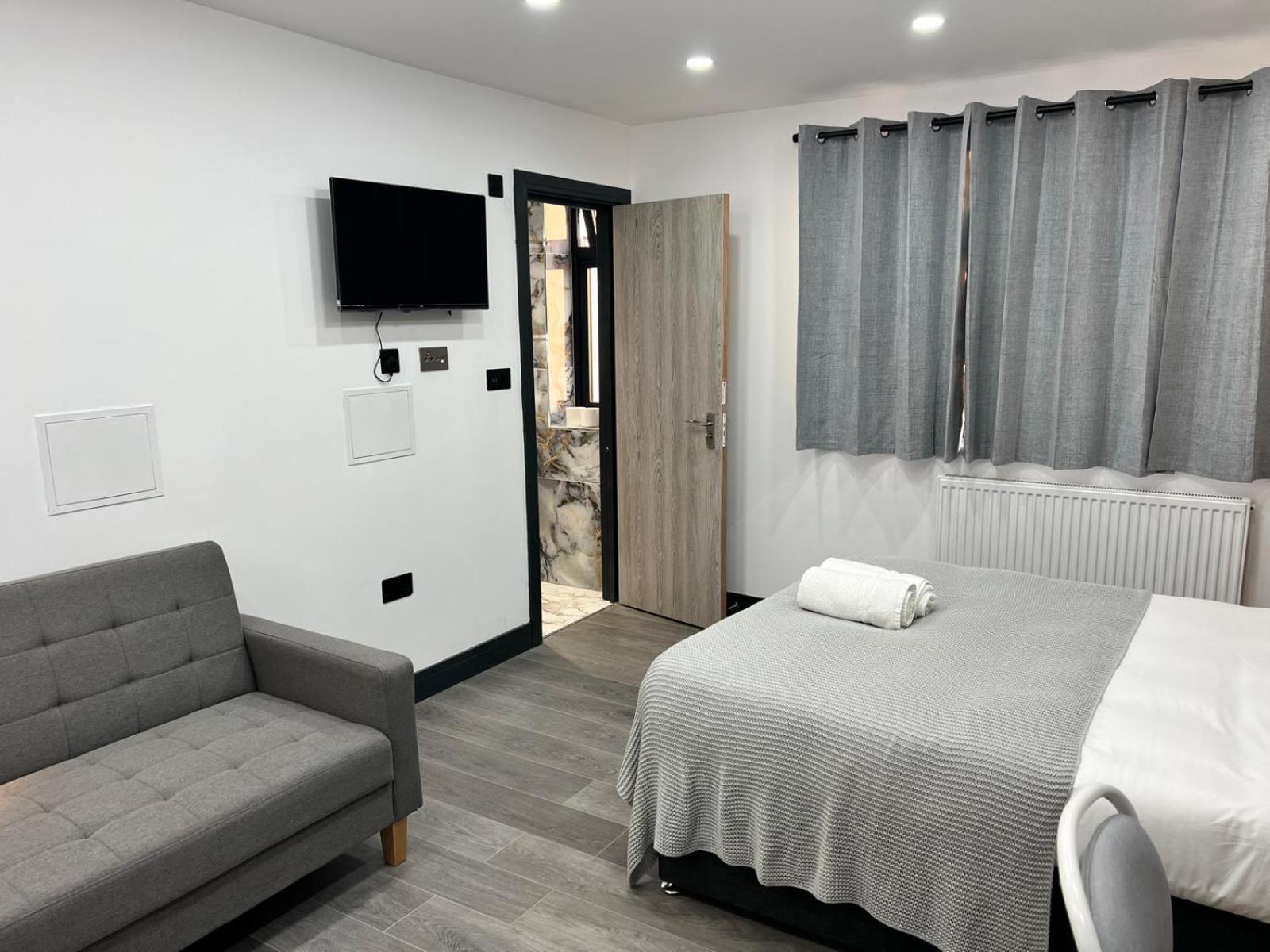 Thandi House Heathrow Airport Ashford  المظهر الخارجي الصورة