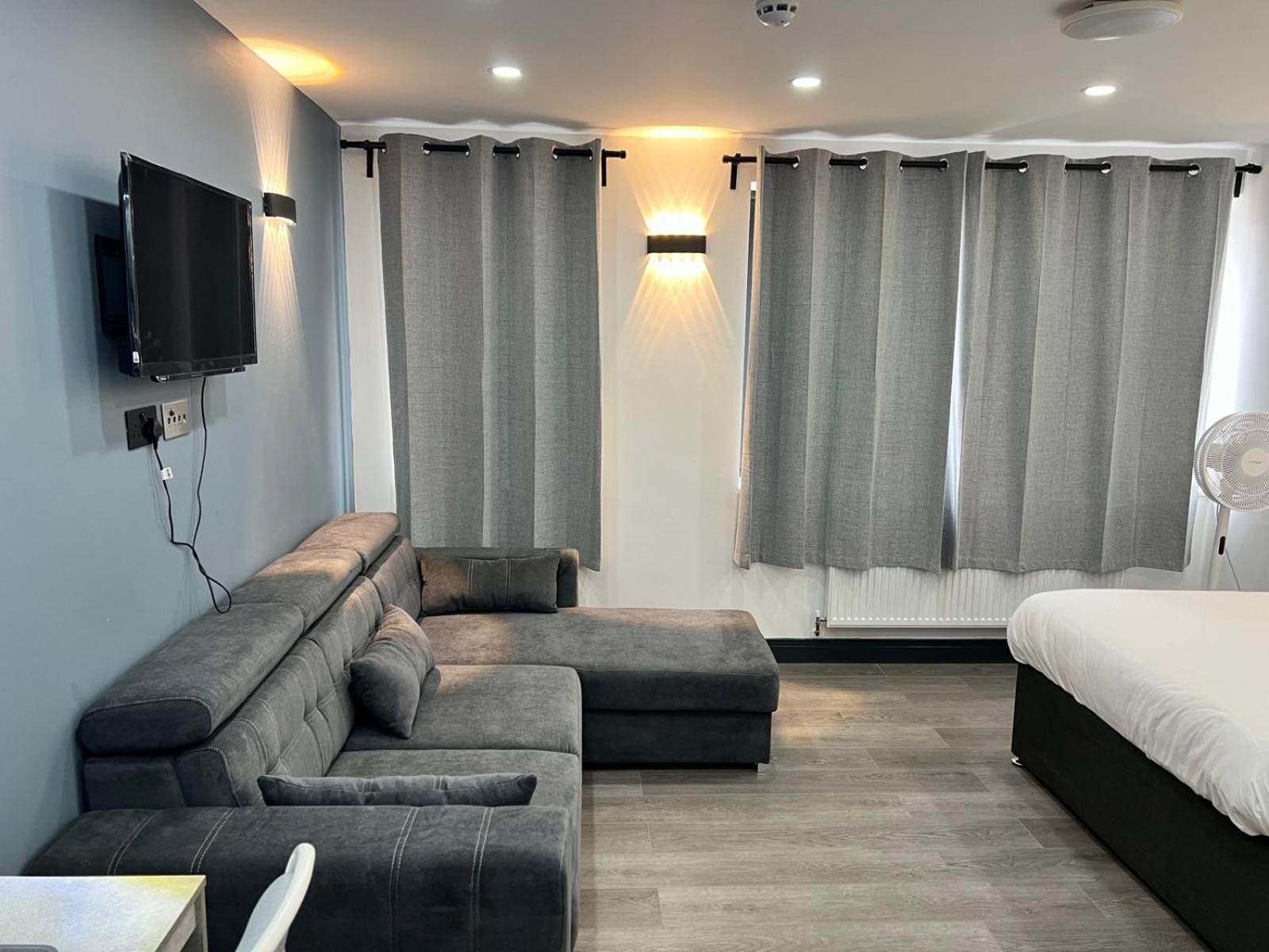 Thandi House Heathrow Airport Ashford  المظهر الخارجي الصورة
