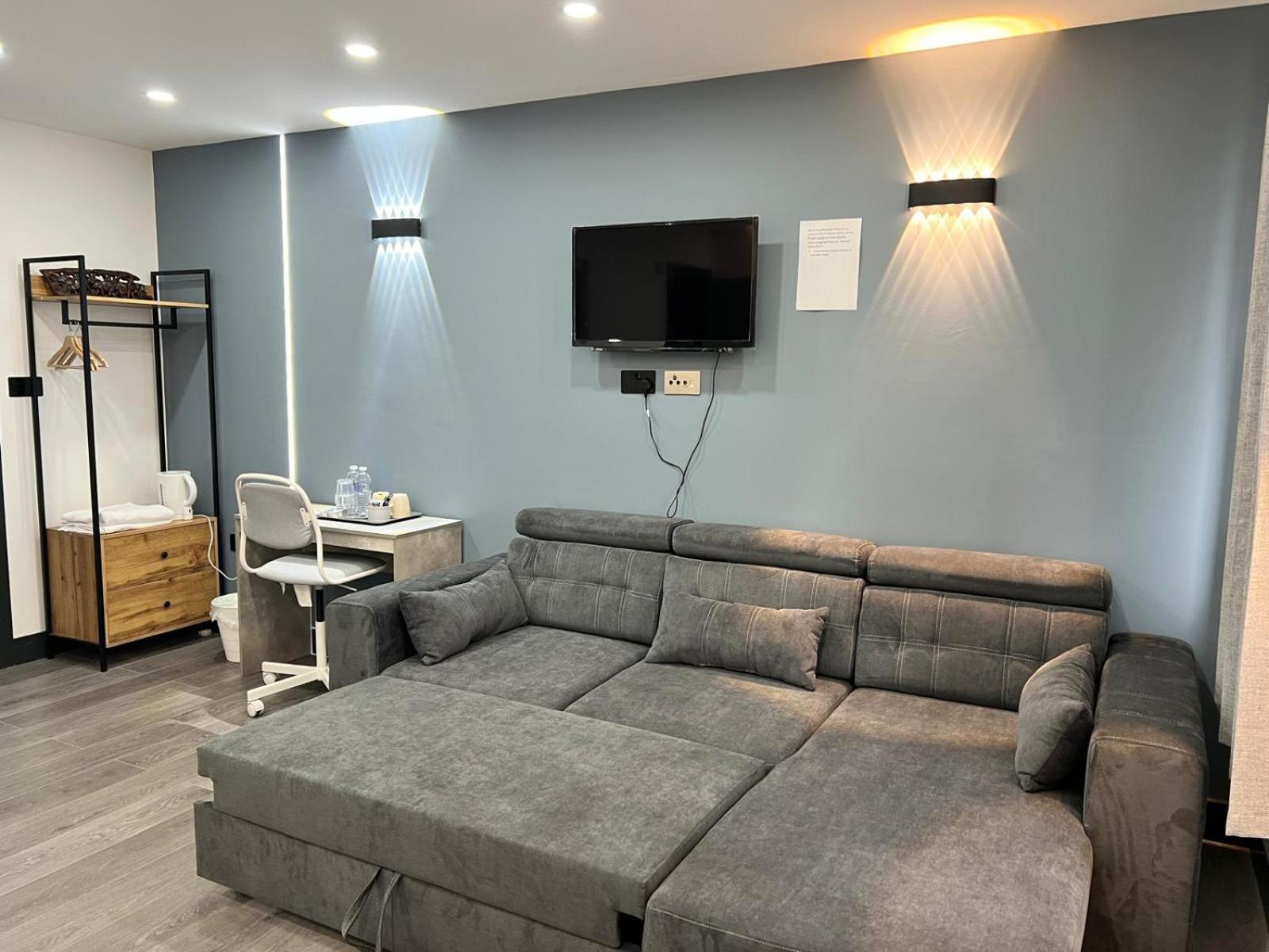 Thandi House Heathrow Airport Ashford  المظهر الخارجي الصورة